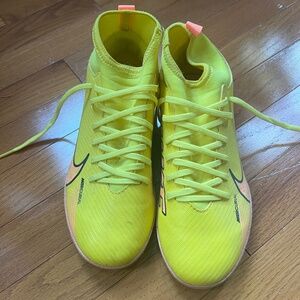 Futsal shoes